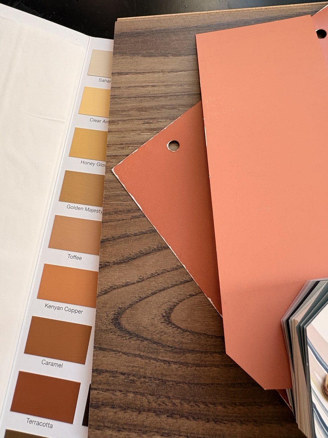 Kleurstalen naast houtstaal en warme kleuren