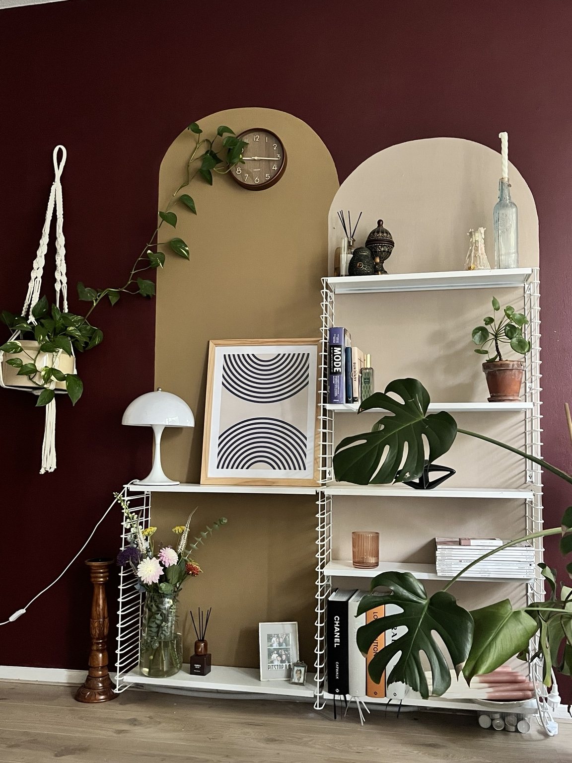 Wand met diepe kleur en kleurvakken in huis